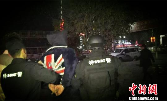 斩断“黑”手河南曝光“地下警队”等8起涉黑案