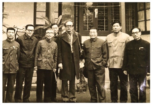 图为1979年12月,来访的南斯拉夫教授普波夫舟与复校后的华东政法学院