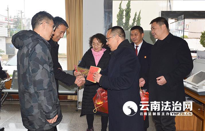 昆明中院领导节前走访慰问宜良法院派出法庭