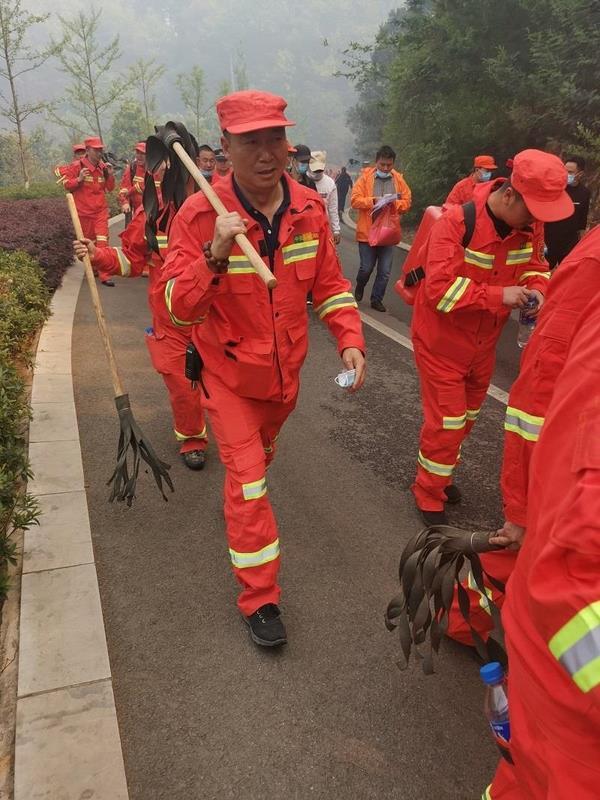 曲靖寥廓山着火图片